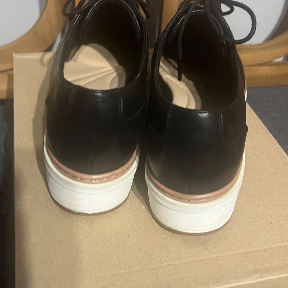 Clarks Black Leather Platform Lace-Up Sneakers - Picture 4 of 7